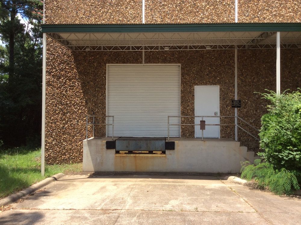 Warehouse Building: 5408 Interstate Dr, Shreveport, LA 71109